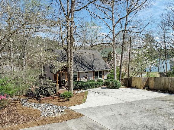 4th image of 260 Lake Cir