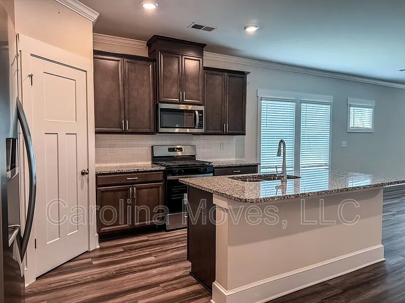 4 bed, 3.5 bath, 2313 sqft, $2,399 — Photo 4