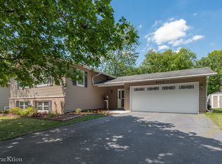 6110 Green Dr, Woodridge, IL 60517