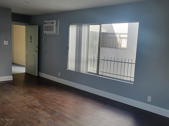2nd image of 1042 S Shenandoah St #306