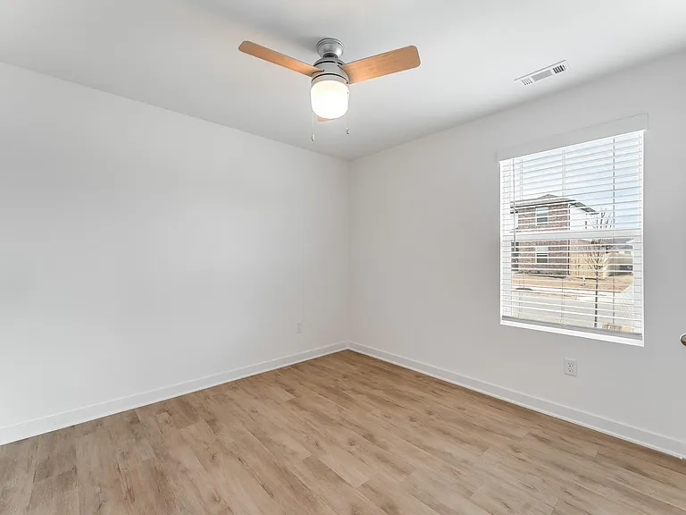 114 S Maroon Ave — Photo 18