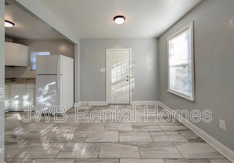 6135 Lynnwood Ave #A — Photo 3