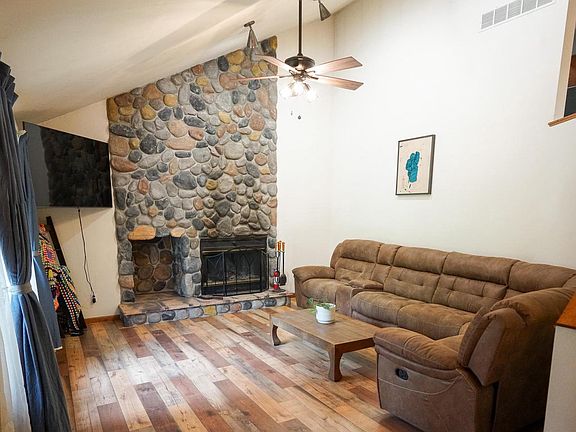 4th image of 105 PRAIRIE STREET