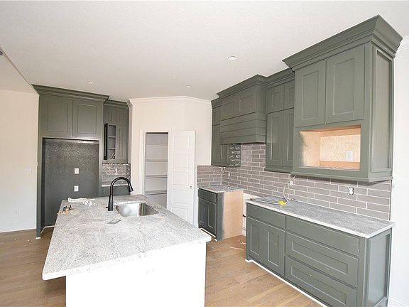 4th image of 650 Harbison St