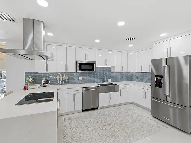 2210 NE 3rd Ave — Photo 28