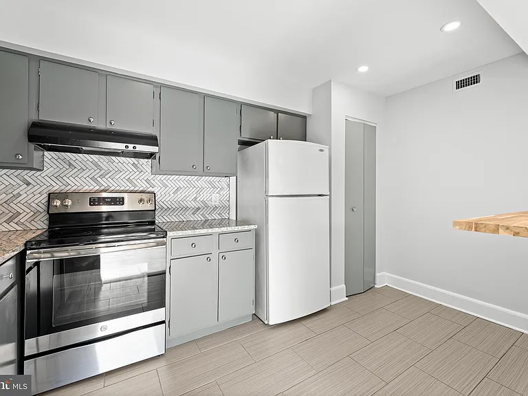 3226 Sayre Dr — Photo 6