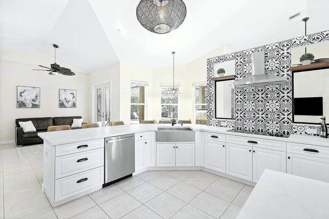 4 bed, 3.0 bath, 2401 sqft, $6,999 — Photo 4