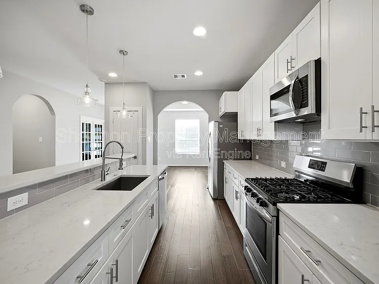 605 Dumble St — Photo 1
