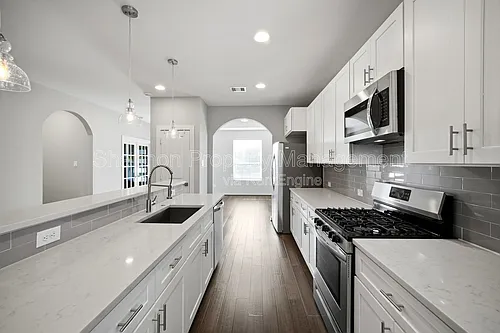 605 Dumble St Photo 1