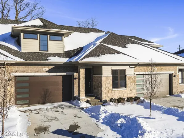 7477 Gramercy Cir #17, West Bloomfield, MI 48322