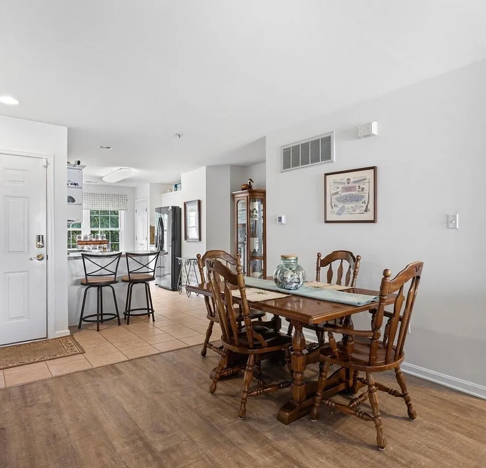 2 bed, 1300 sqft, $2,075 — Photo 3