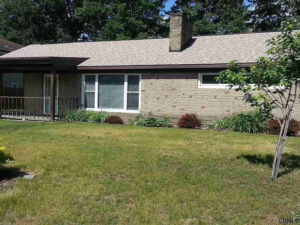 Welcome to 3249 Martin St - quiet and convenient!