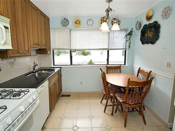 4th image of 14 Rockhagen Rd