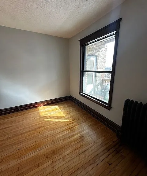West Franklin Avenue Apartments — Photo 8