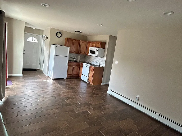 472 S 9th St — Photo 3