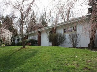 2215 Country Club Dr, Pittsburgh, PA