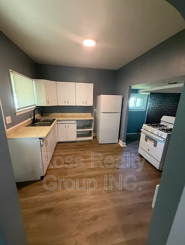 3 bed, 1.0 bath, $1,000 — Photo 1