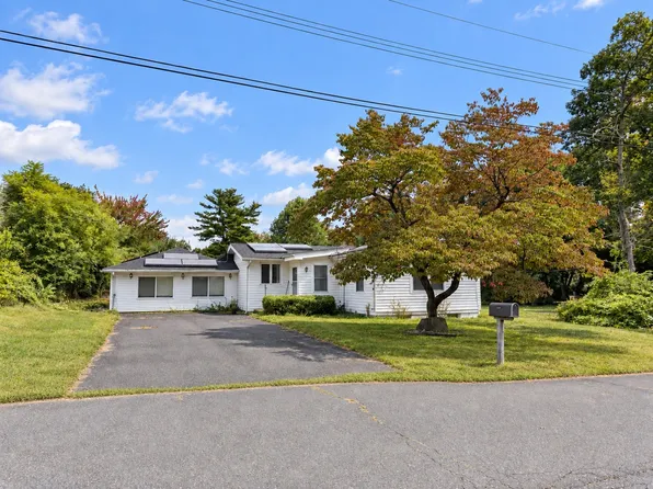 16 Oak St, Southwick, MA 01077
