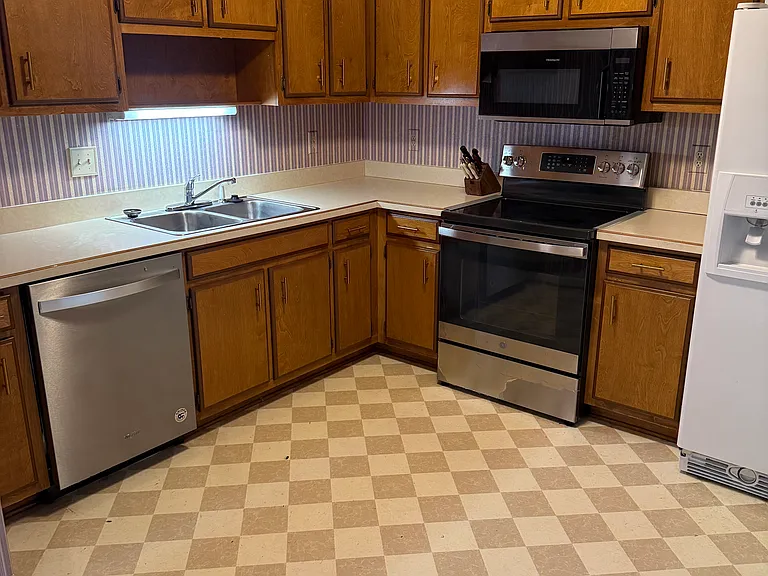 631 McLaw Dr — Photo 2