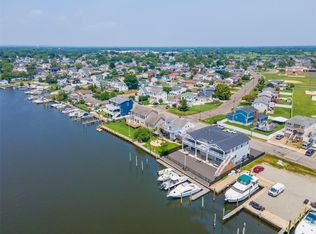 390 E Shore Rd, Lindenhurst, NY 11757