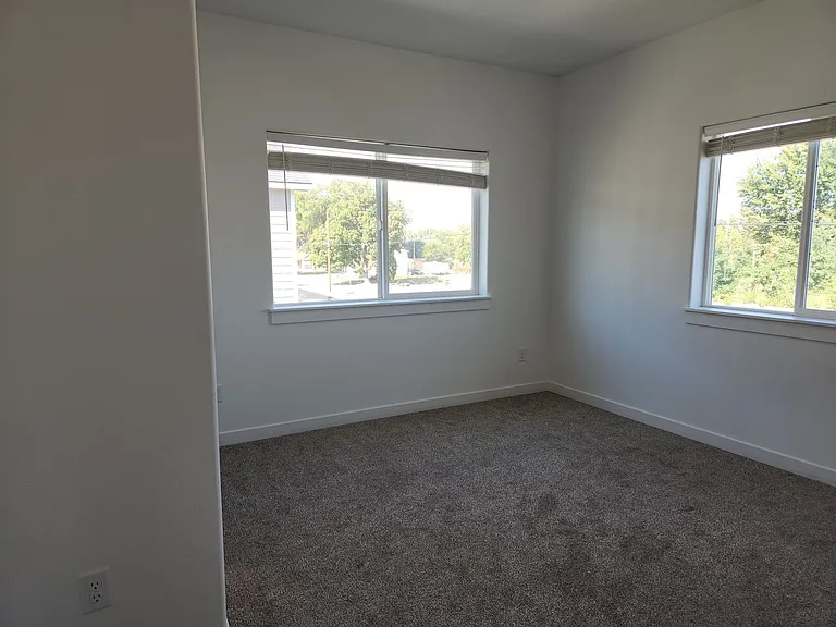 Kennewick Heights on 7th Avenue — Photo 20