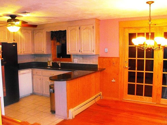 Kitchen/Dining Area