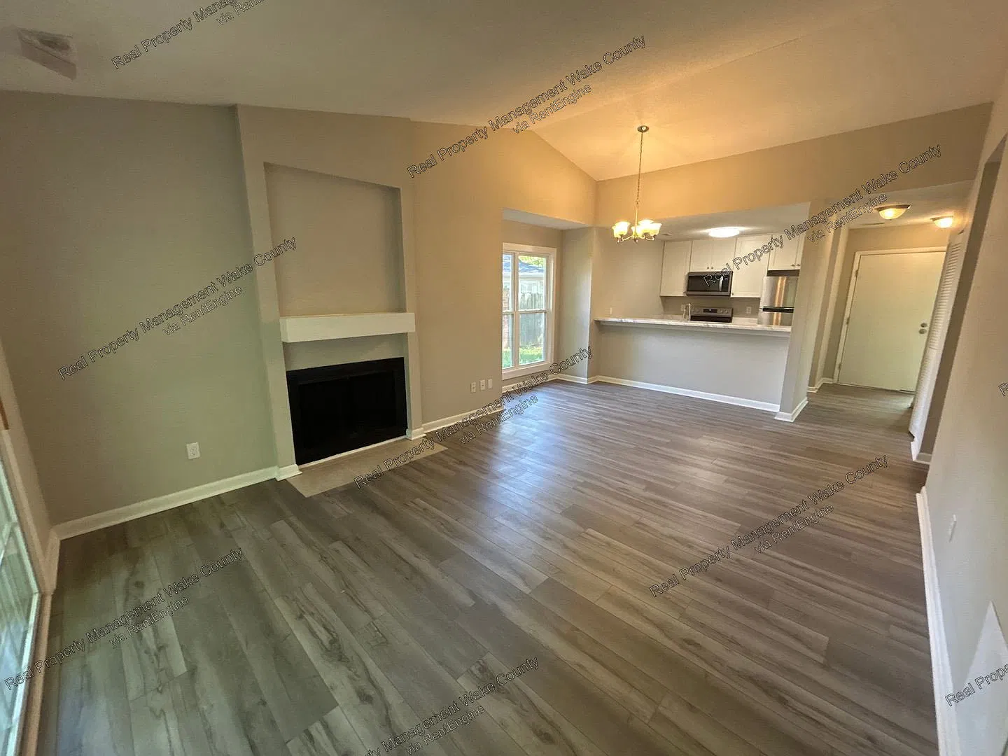 2 bed, 1.5 bath, 930 sqft, $1,395 — Photo 3