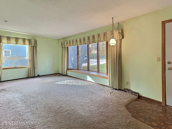 3rd image of 427 Oak Hills Dr