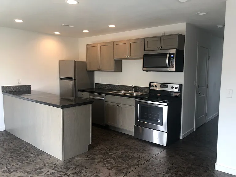 306 F St NE — Photo 2