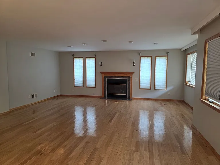 812 Leeds Ln — Photo 5