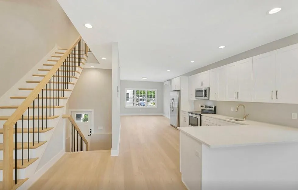 Fairfield Townhouse At Valley Stream — Photo 2