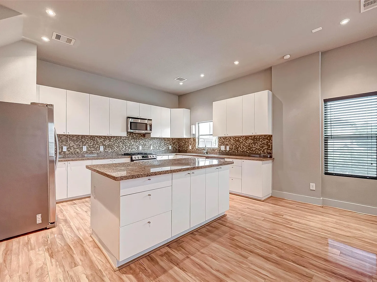 3 bed, 3.5 bath, 2056 sqft, $3,699 — Photo 4