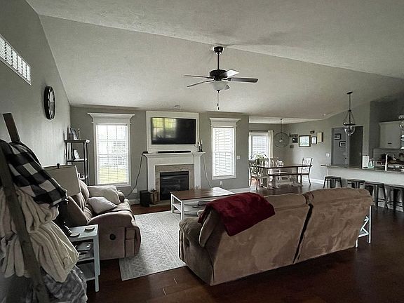 3rd image of 223 Elgin Ave