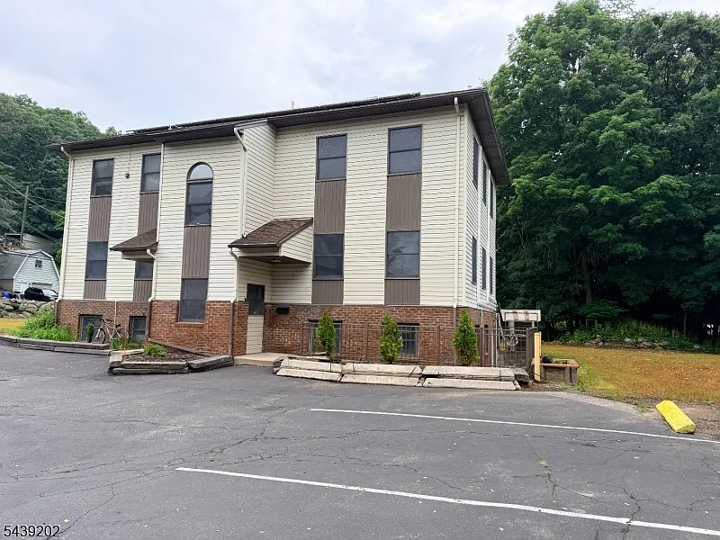 2 bed, 1.5 bath, 1400 sqft, $3,200 — Photo 2
