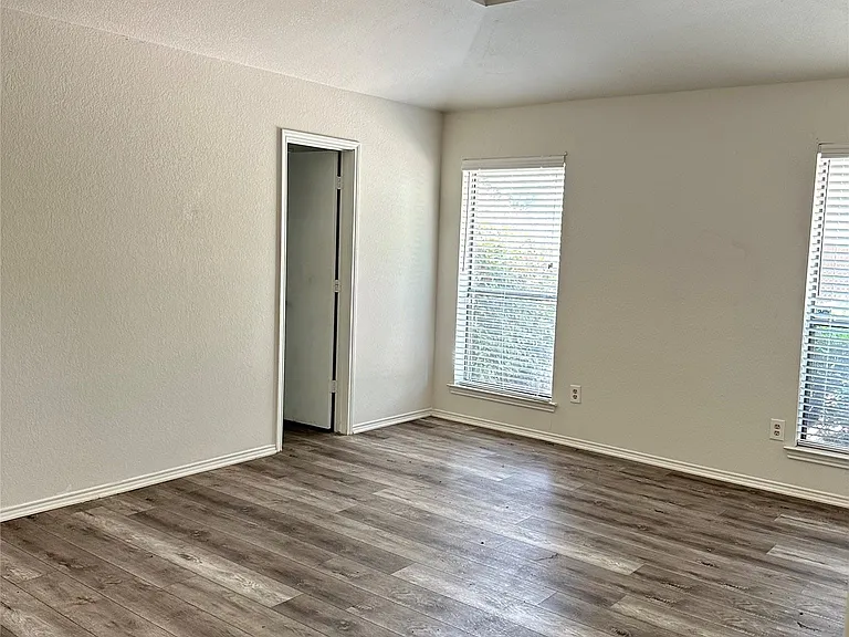 228 S Pearson Ln — Photo 7