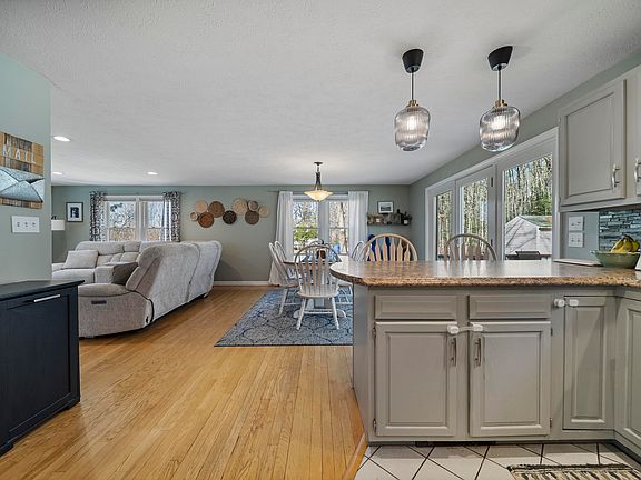 4th image of 916 River Road