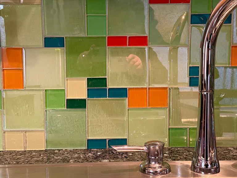 Glass backsplash