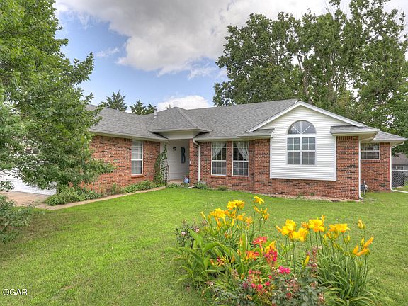 2nd image of 2825 Jamestown Cir