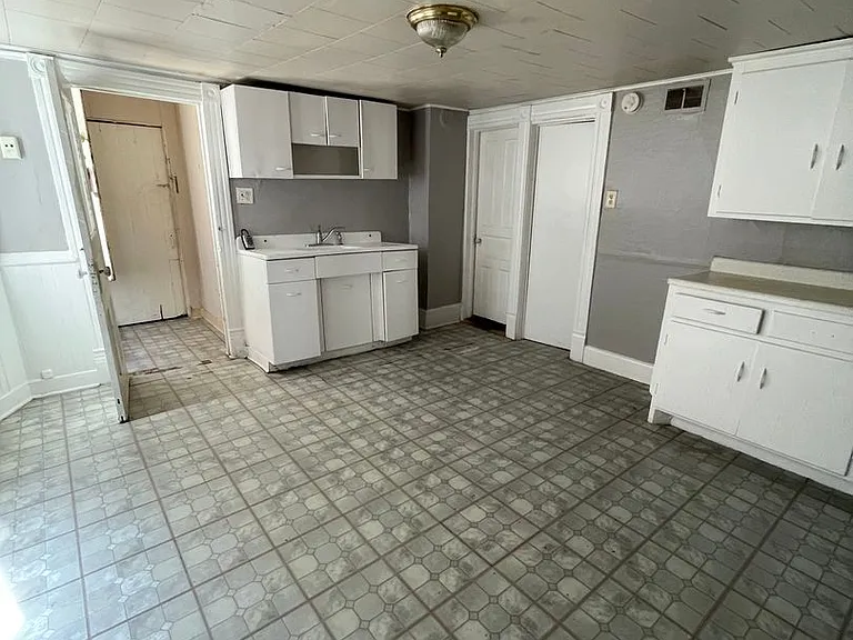 2435 S 9th St — Photo 8