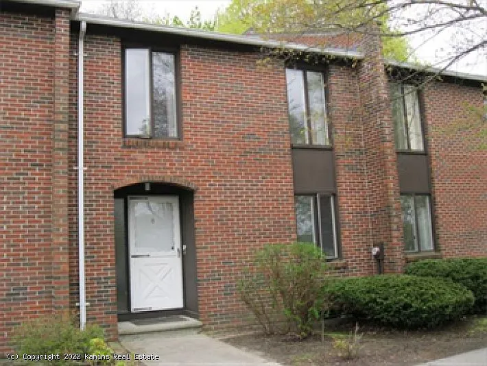 8 Eaton Ct