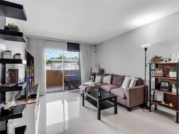 8990 SW 24th St APT 15, Miami, FL 33165