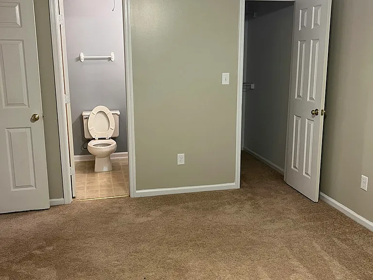 Master bed w/bathroom