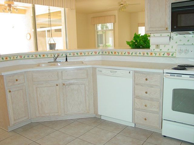Wonderful open kitchen, ceramic tile