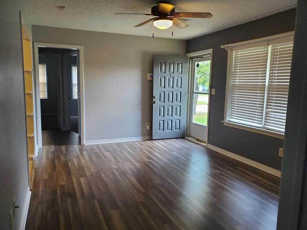 3 bed, 900 sqft, $1,250 — Photo 2