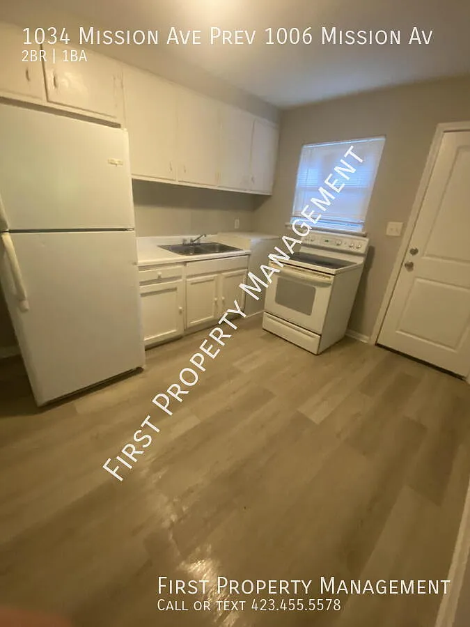 2 bedroom 1 bath duplex unit close to downtown! 1034 Mission Ave — Photo 2