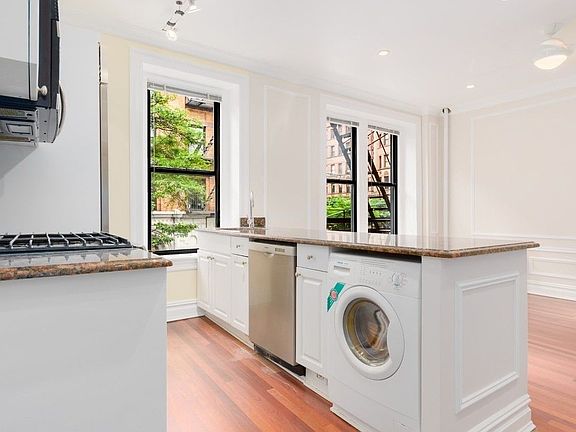 4th image of 73 W 82nd St #Penthouse 2
