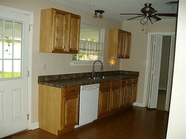 3839 Oxford St — Photo 5