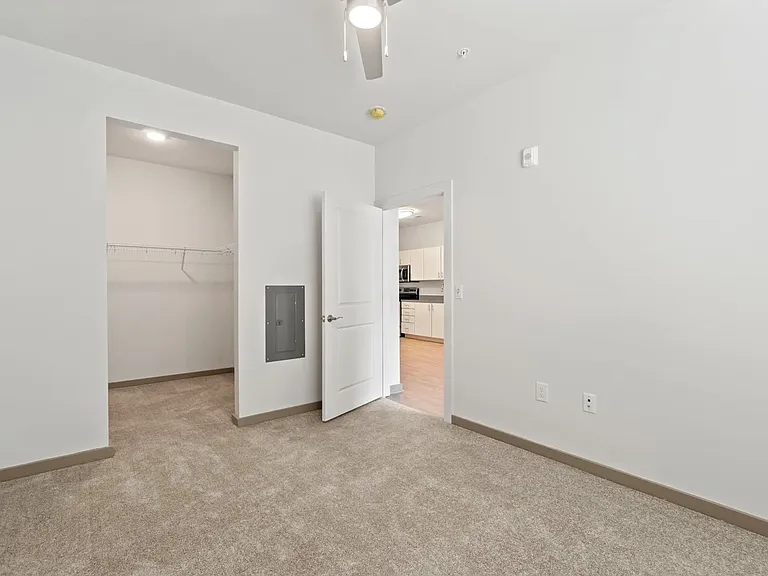 Metropolis Apartments — Photo 12