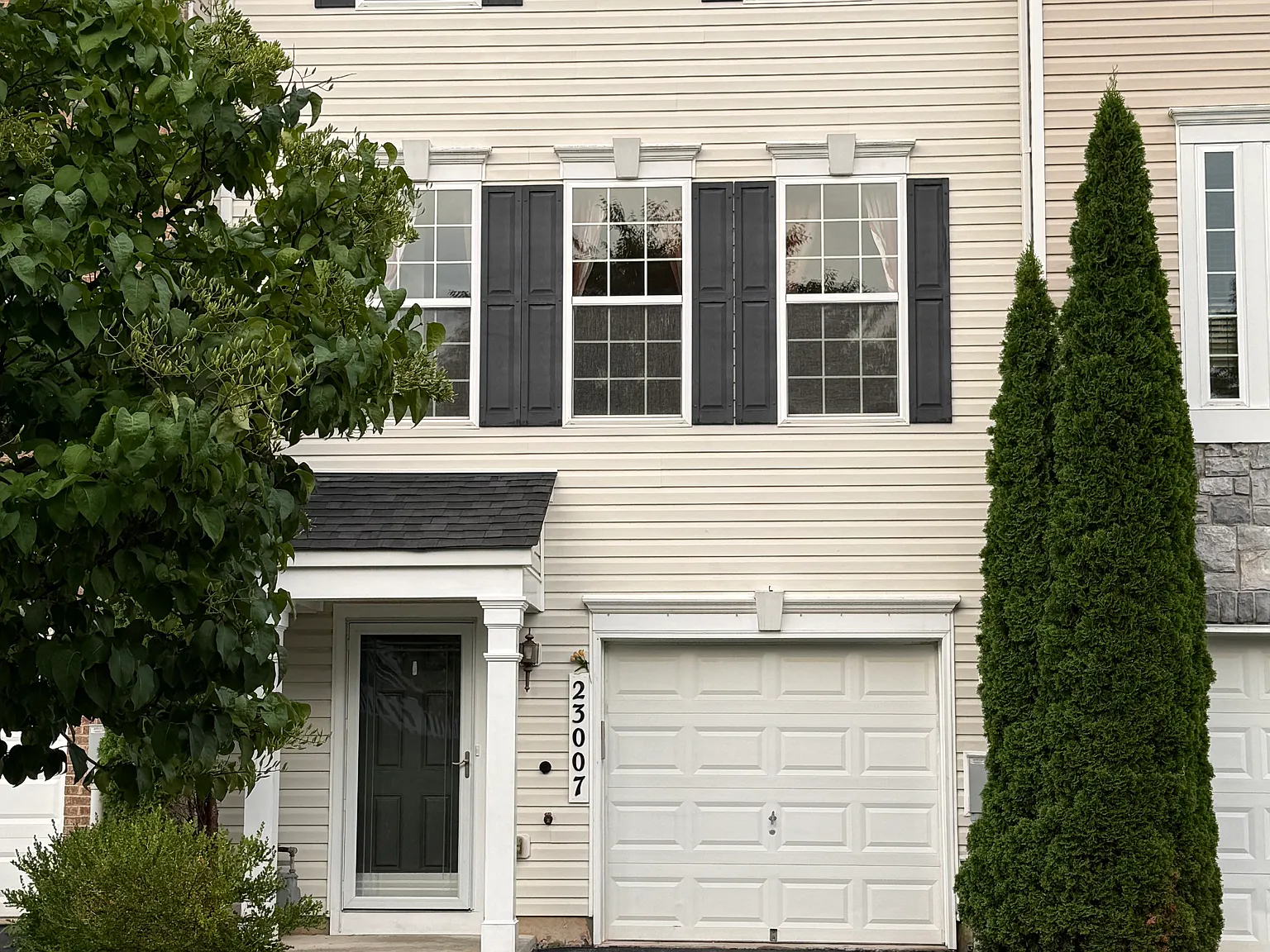 3 bed, 2352 sqft, $3,350 — Photo 3
