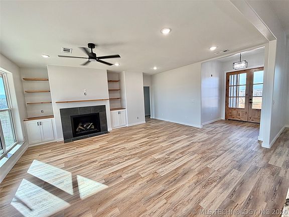 3rd image of 16325 Meadow View Rd